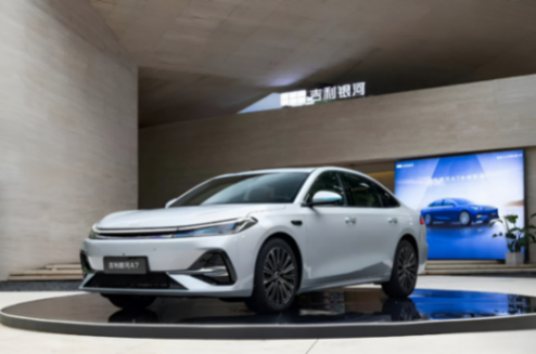 吉利銀河A7正式發布,搭雷神AI電混2.0系統,續航達2100km