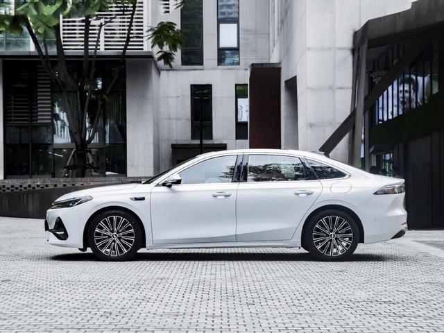 吉利銀河A7正式發布,搭雷神AI電混2.0系統,續航達2100km